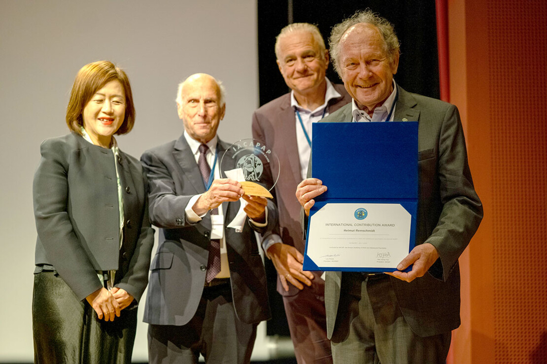 Helmut Remschmidt receiving the International Contribution Award