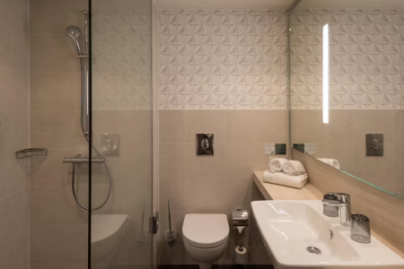 Holiday Inn Berliner Tor Bath room