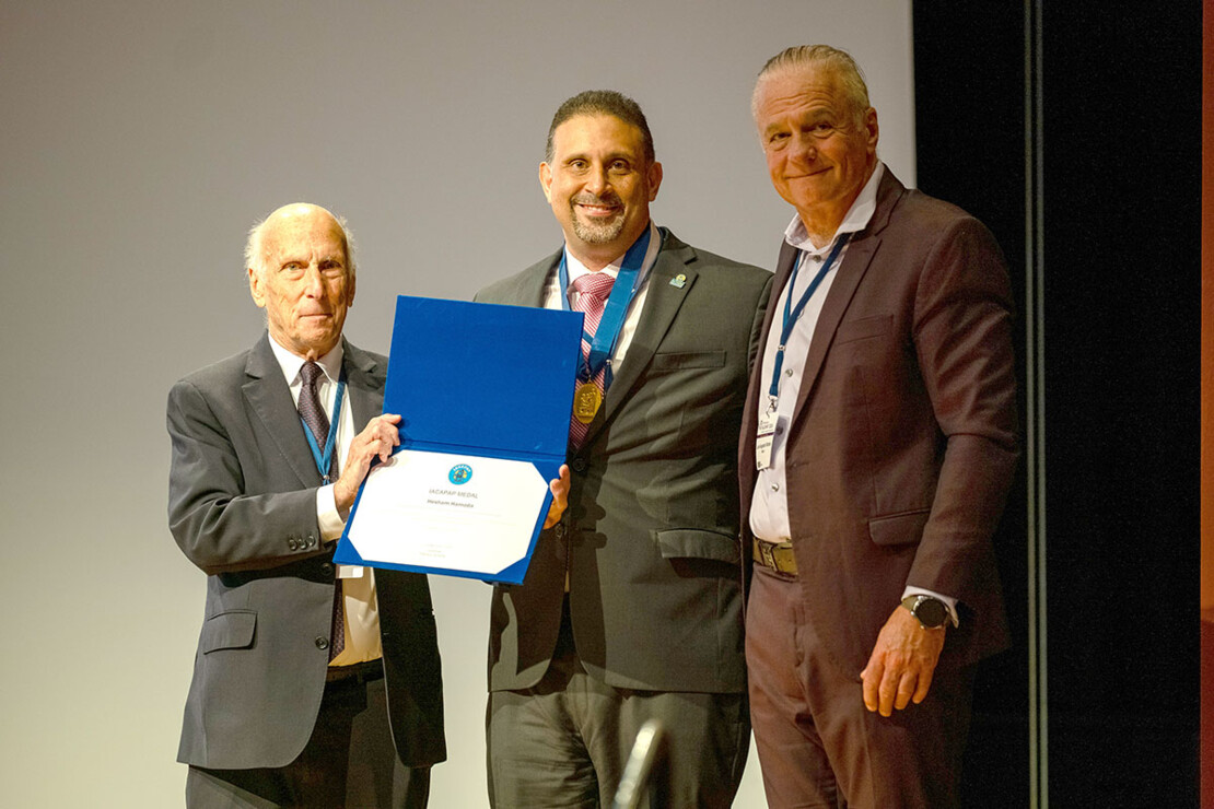 Hesham Hamoda receiving the IACAPAP Medal