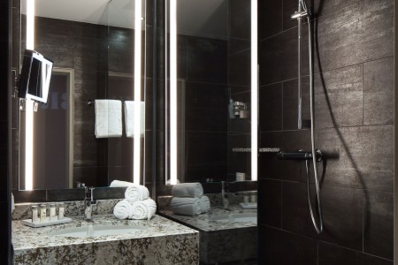 Renaissance Hotel Bath room